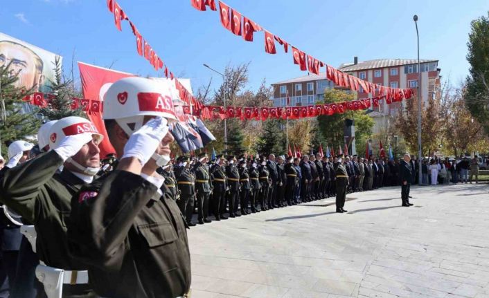 Ağrı’da 29 Ekim Cumhuriyet Bayramı çelenk sunma töreni düzenlendi