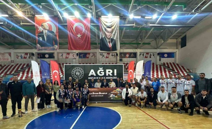 Ağrı’da Kamu Spor Oyunları Finalleri ve "İpucu" tiyatro oyunu ilgi gördü