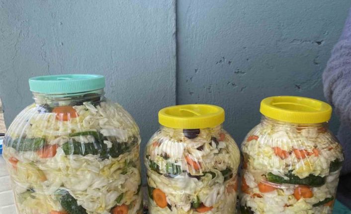 Ağrılı kadınların geleneksel turşu kurma mesaisi başladı