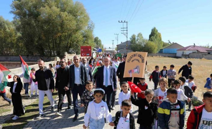 Ağrılı öğrenciler, Gazze’deki ihtiyaç sahipleri için hayır panayırı düzenledi