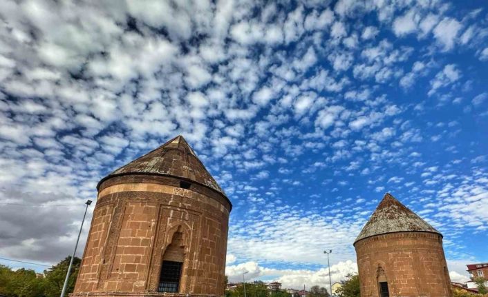Ahlat’ta bulutlar ve tarihi kümbetler görsel şölen oluşturdu