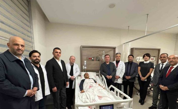 Ailesi uzakta olan gence Vali refakat etti