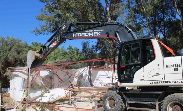 Akbük’te kaçak yapılara kepçe vuruldu