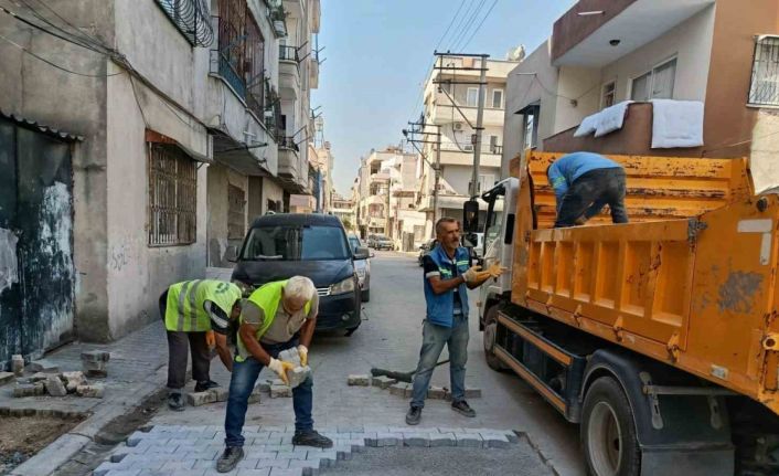 Akdeniz Belediyesi, ilçenin sokak ve kaldırımlarını yenilemeyi sürdürüyor