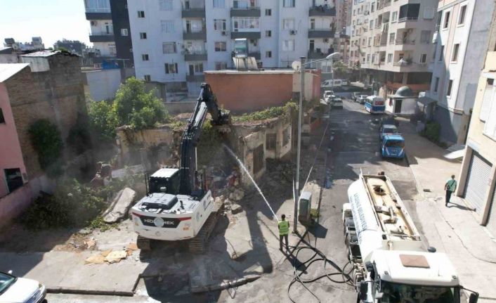 Akdeniz’de metruk yapılarla mücadele sürüyor