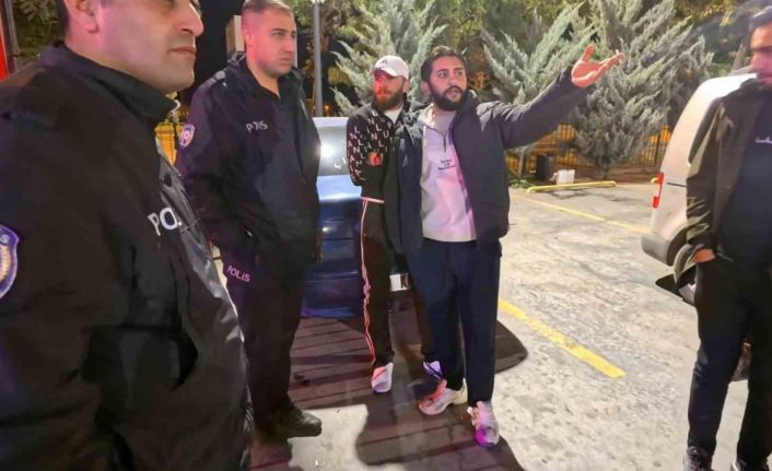 Aksaray’da açıkta alkol alan 2 şahsa kabahatler kanunundan ceza kesildi