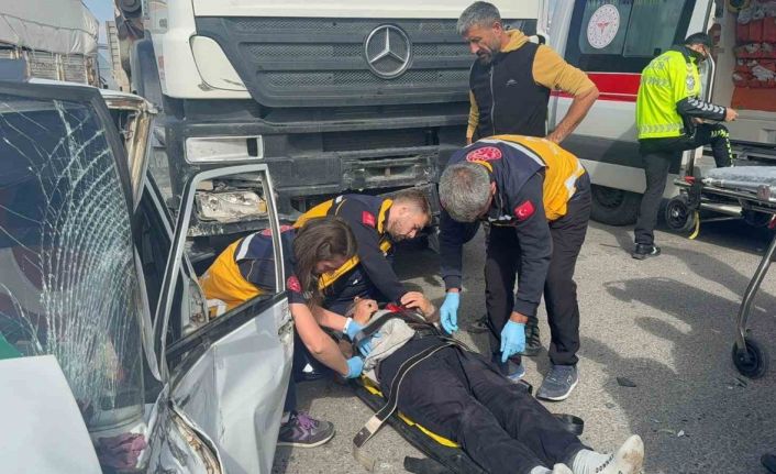 Aksaray’da otomobil ile tır çarpıştı: 1 ağır yaralı