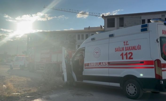 Alacaklarını alamayan işçiler çatıya çıktı