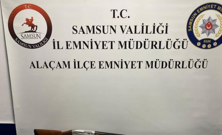 Alaçam’da ruhsatsız silah ve çalıntı motosiklet operasyonu