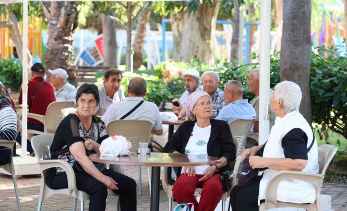 Alanya Emekli Kahvesi’ne emeklilerden ilgi