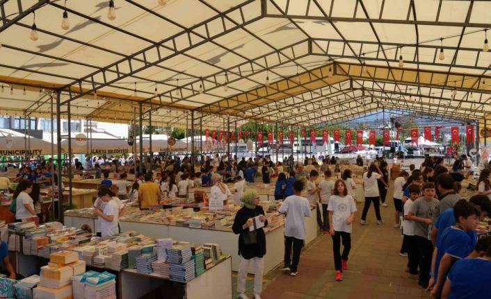 Alanya Kitap Fuarı’na öğrencilerden yoğun ilgi