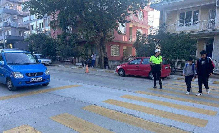 Alaşehir’de öğrenciler polis ve bekçilerle güvende