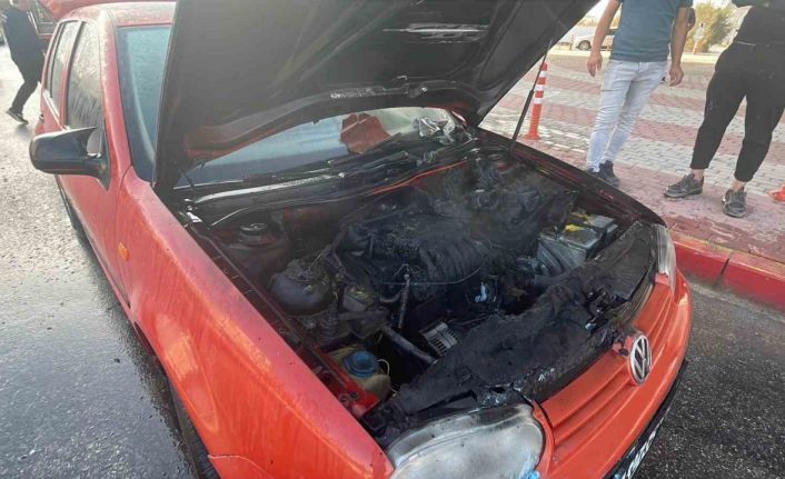 Alev alan LPG’li otomobile ilk müdahaleyi polis ekibi yaptı