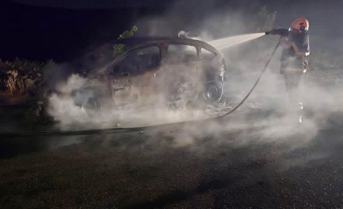 Alev topuna dönen otomobil kullanılamaz hale geldi