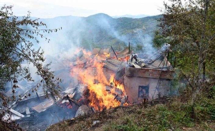 Alevlere teslim olan ahşap ev küle döndü