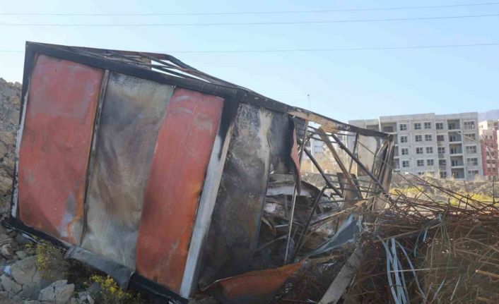 Alevlerin arasına dalan operatör, konteyneri uçurumdan yuvarladı