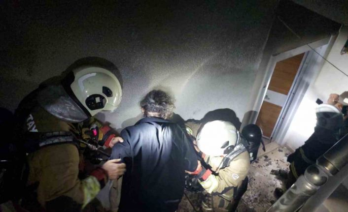 Alevlerin yükseldiği binada dumandan etkilenen vatandaşları itfaiye kurtardı