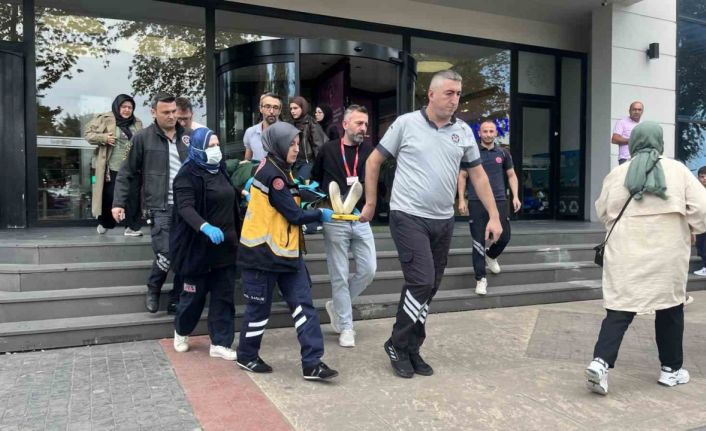 Alışveriş merkezinin merdiveninden düşen yaşlı kadın yaralandı