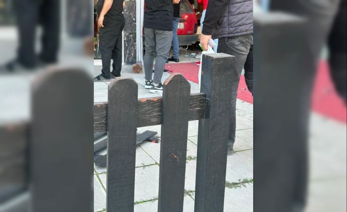Alkollü sürücü dükkana daldı: 1 yaralı