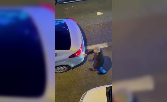 Alkollü sürücü tek şeritli yolda trafiği kesti, trafik polisi gibi davranıp devam etti