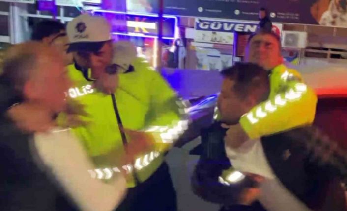 Alkollü sürücü ve yakınları polise yumrukla saldırdı: O anlar kamerada
