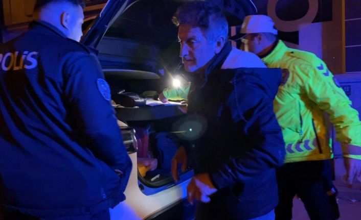 Alkollü yakalanan sürücü aracını öve öve bitiremedi