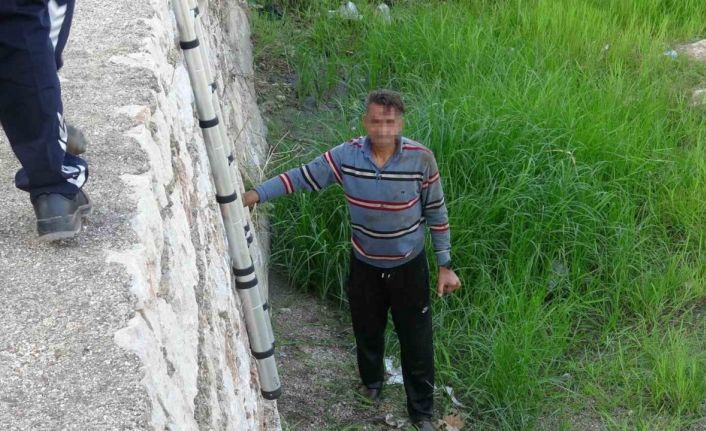 Alkolün etkisiyle su kanalına düştü, köpeğinin havlamasıyla fark edilerek kurtarıldı