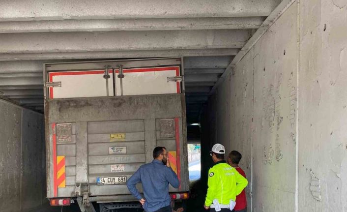 Alt geçitte sıkışan kamyonun yardımına ekipler yetişti