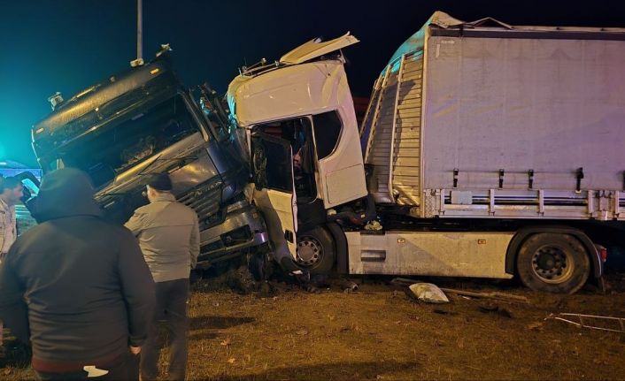 Amasya’da 2 tır kavşakta çarpıştı: 3 yaralı