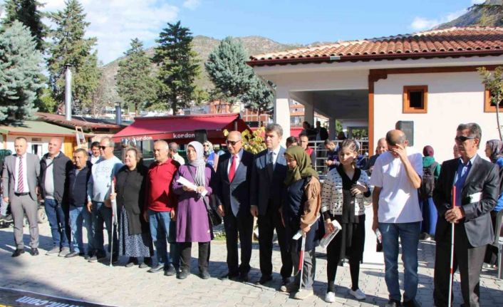 Amasya’da görme engellilere beyaz baston dağıtıldı