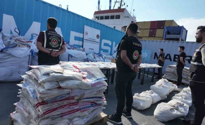 Ambarlı Limanı’nda ele geçirilen 1,7 ton kokain sergilendi