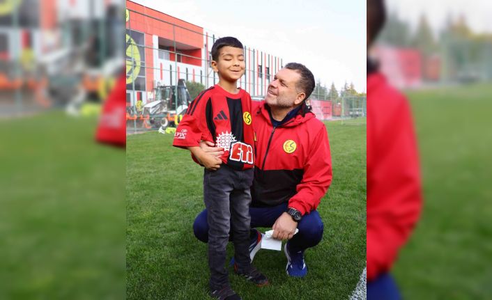 Ameliyatla görme kabiliyetini kazan Hamit, Eskişehirspor antrenmanını seyretti