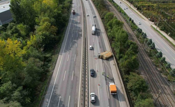 Anadolu Otoyolu’nu kilitleyen kaza: Kontrolden çıkan kamyonet yan yattı
