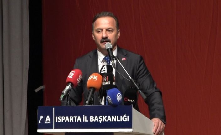 Anahtar Parti Genel Başkanı Ağıralioğlu, kürsüde konuşurken depreme yakalandı