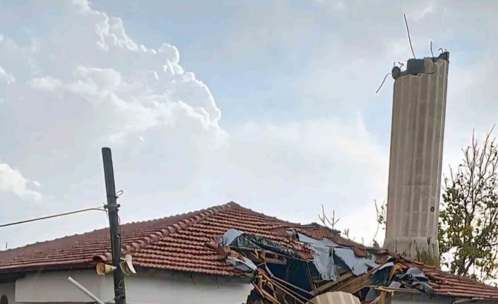 Ankara’da fırtına nedeniyle minare yıkıldı