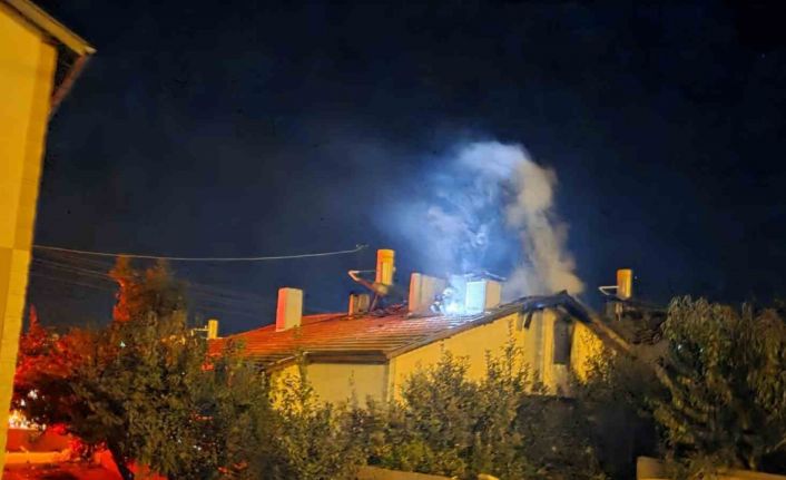 Ankara’da iki katlı binada yangın: 2 kişi dumandan etkilendi