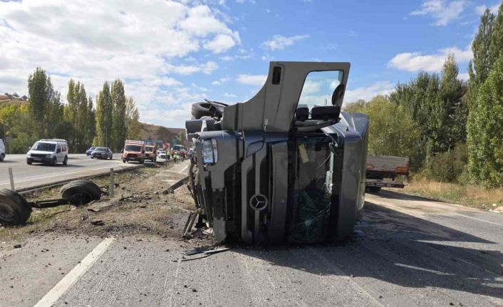 Ankara’da karşı şeride geçen tır otomobile çarptı: 2’si ağır 4 yaralı