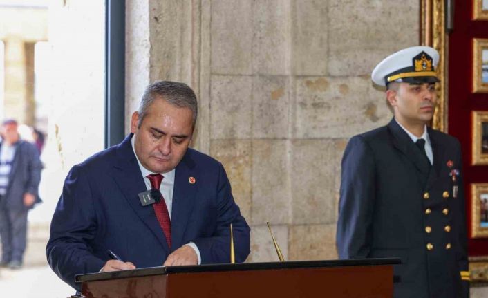 Ankara’nın Başkent oluşunun 102’nci yılında binlerce Keçiörenli Anıtkabir’i ziyaret etti