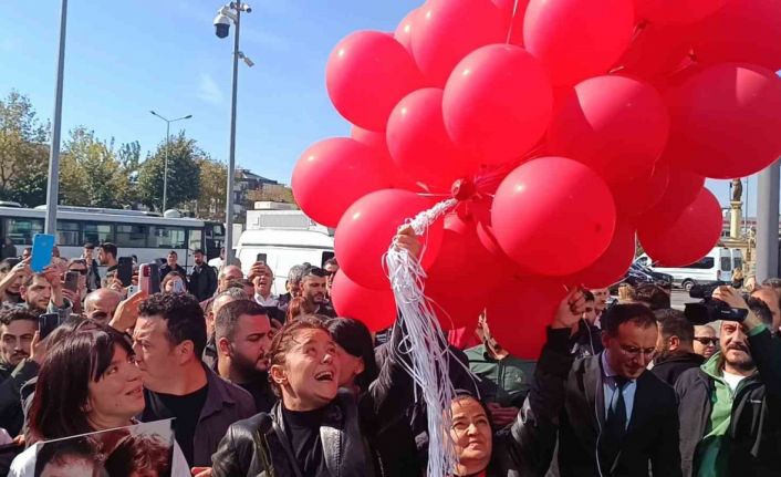 Anne Yasemin Minguzzi, destek için adliyeye gelen vatandaşlarla kucaklaştı