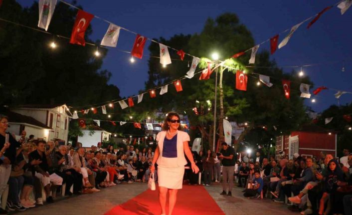 Antalya’da 60 yaş üstü öğrenciler podyumda mankenlere taş çıkardı