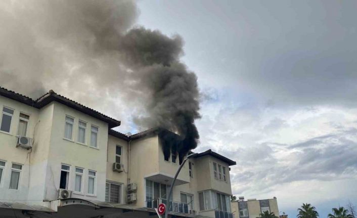 Antalya’da apartman dairesi alev alev yandı