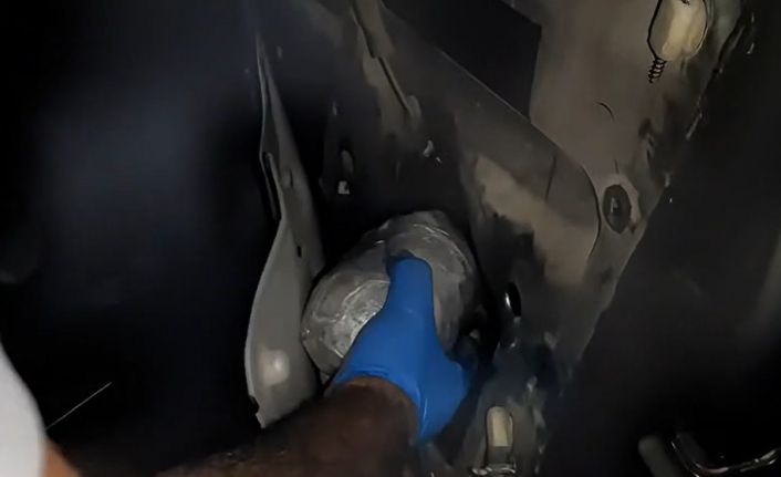 Antalya’da aracın gizli bölmelerine saklanan uyuşturucu, polisin gözünden kaçmadı