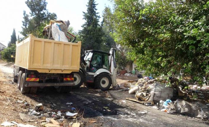 Antalya’da atık malzemelerin istiflendiği 8 noktadan 30 kamyon çöp çıktı