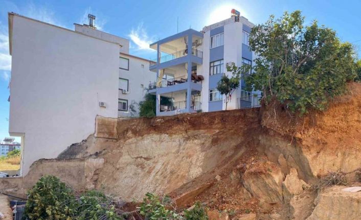 Antalya’da bir evi tahliye ettiren inşaat temelinde ikinci toprak kayması