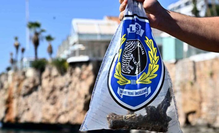 Antalya’da deniz dibinden oksitlenmiş tabanca ve 2 bisiklet çıktı