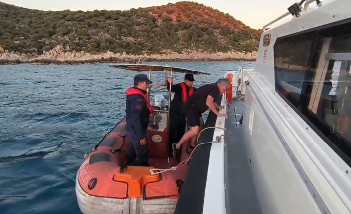 Antalya’da kayalıklarda mahsur kalan Alman turisti Sahil Güvenlik ekipleri kurtardı