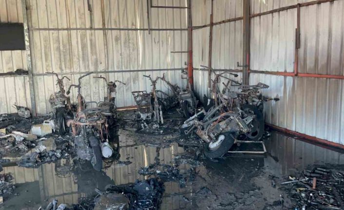 Antalya’da motosiklet servisinde çıkan yangında 10’un üzerinde motosiklet küle döndü