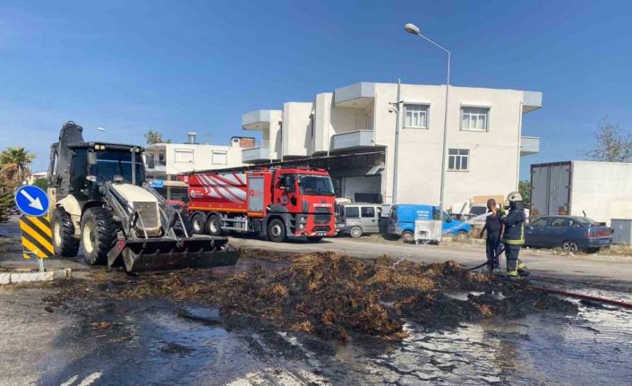 Antalya’da seyir halindeki traktörde saman balyaları alev alev yandı