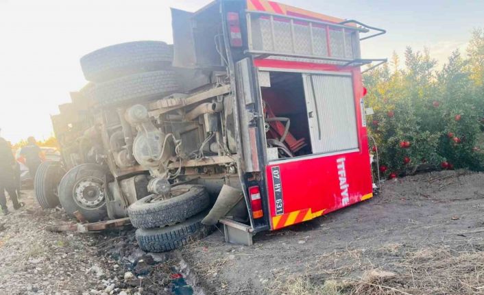 Antalya’da yangına giden itfaiye aracı devrildi: 2 yaralı