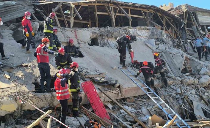 Antalya’da yıkımı gerçekleşen riskli yapı enkazında deprem tatbikatı